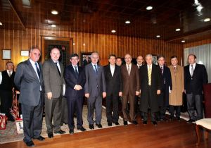 Davutoğlu'ndan A.Ü'ye övgü